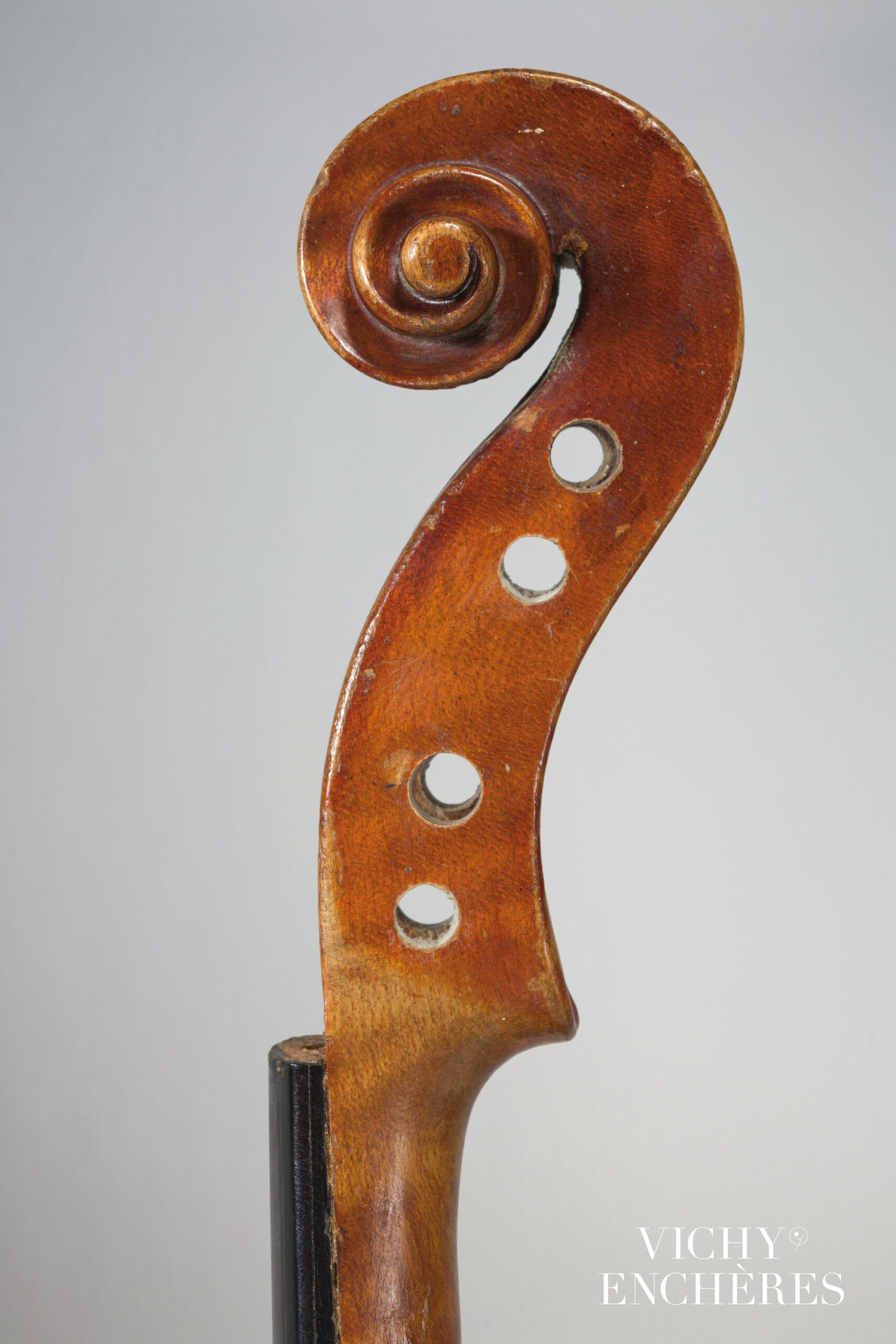 Exceptionnel violon de Ferdinand GAGLIANO Instrument mis en vente par Vichy Enchères le 1 juin 2023 © C. Darbelet