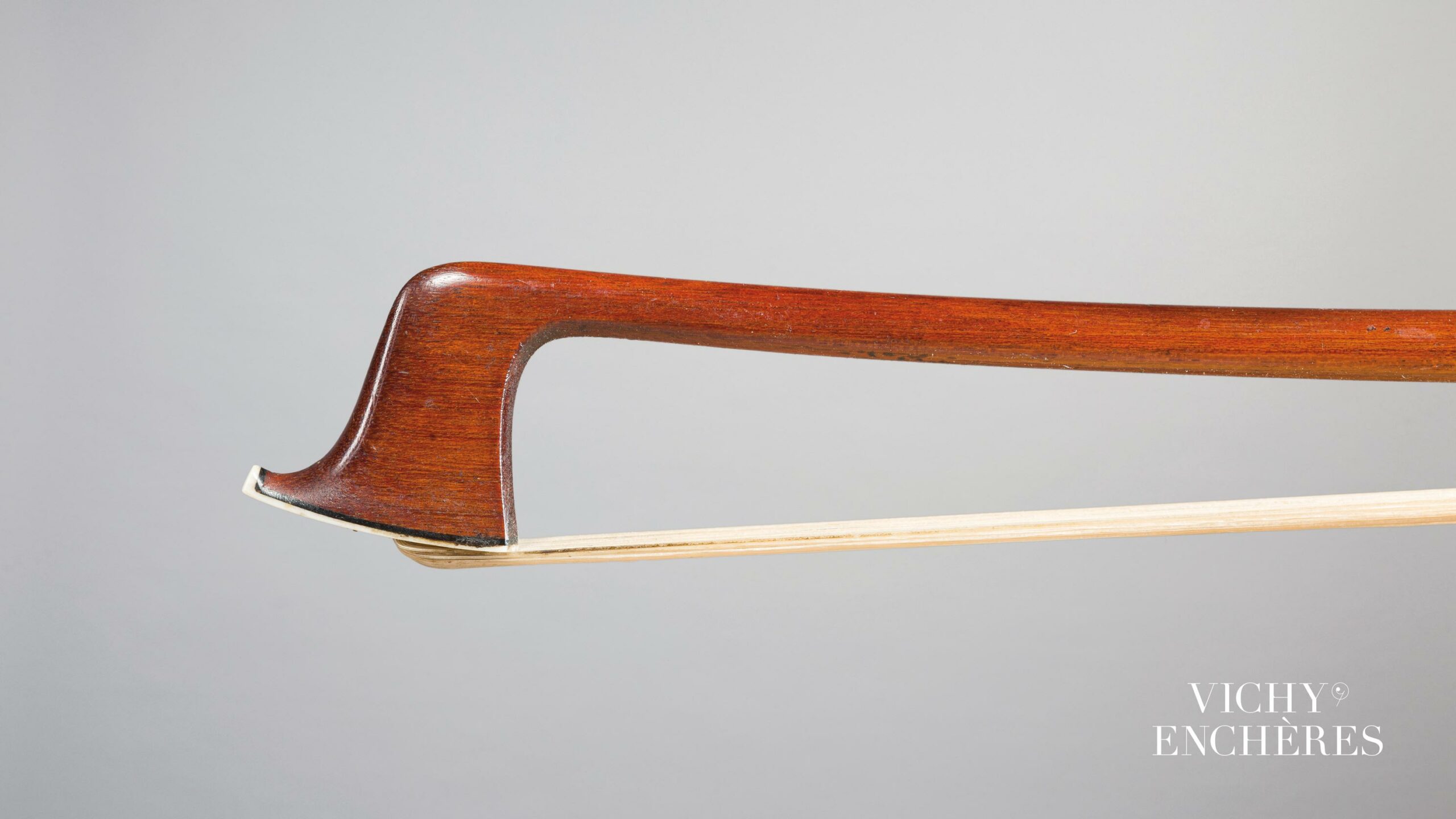 Archet de violon de Victor François FETIQUE Instrument mis en vente par Vichy Enchères le 1 juin 2023 © C. Darbelet