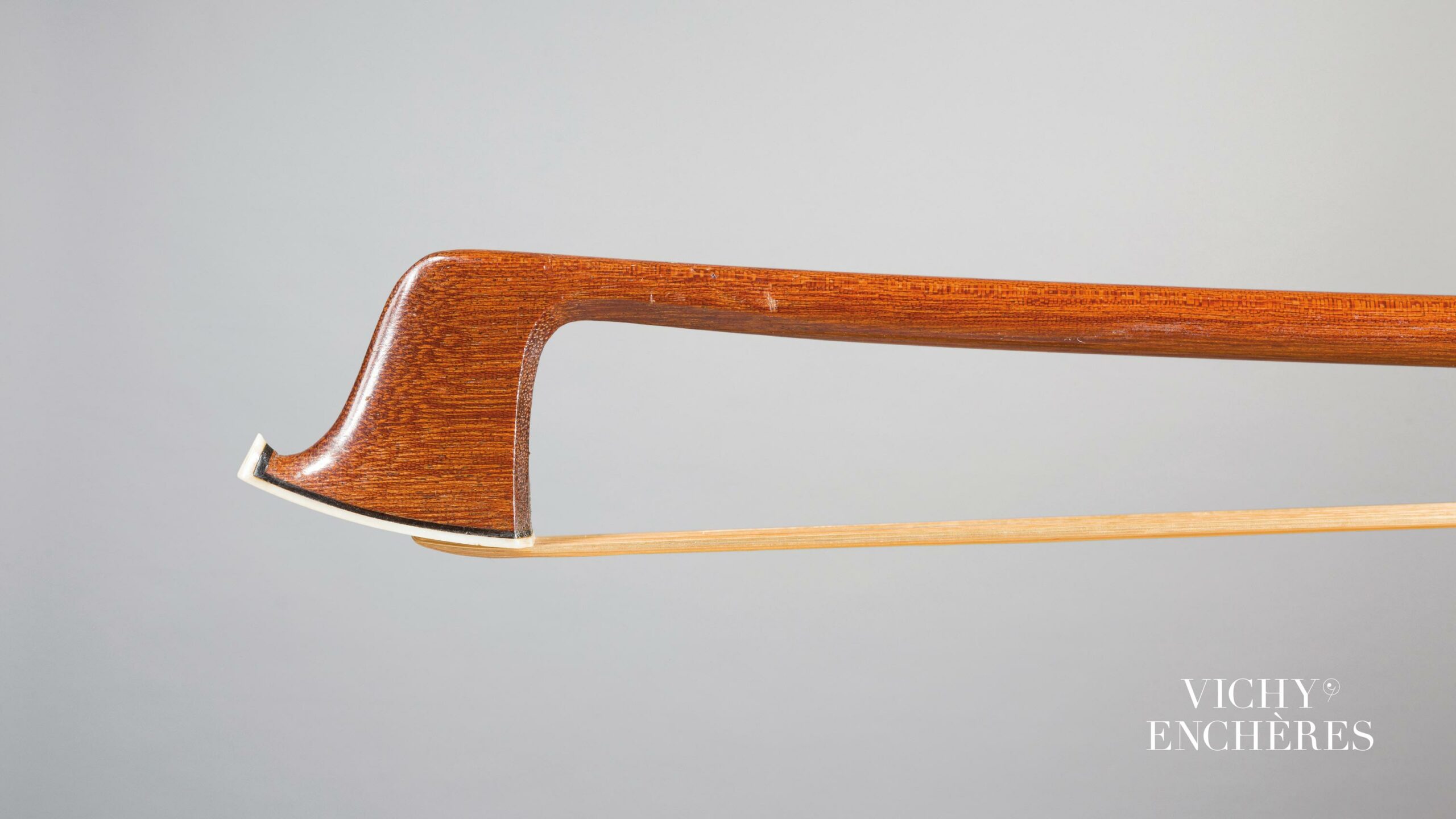 Rare archet de violon d'Etienne PAJEOT Instrument mis en vente par Vichy Enchères le 1 juin 2023 © C. Darbelet
