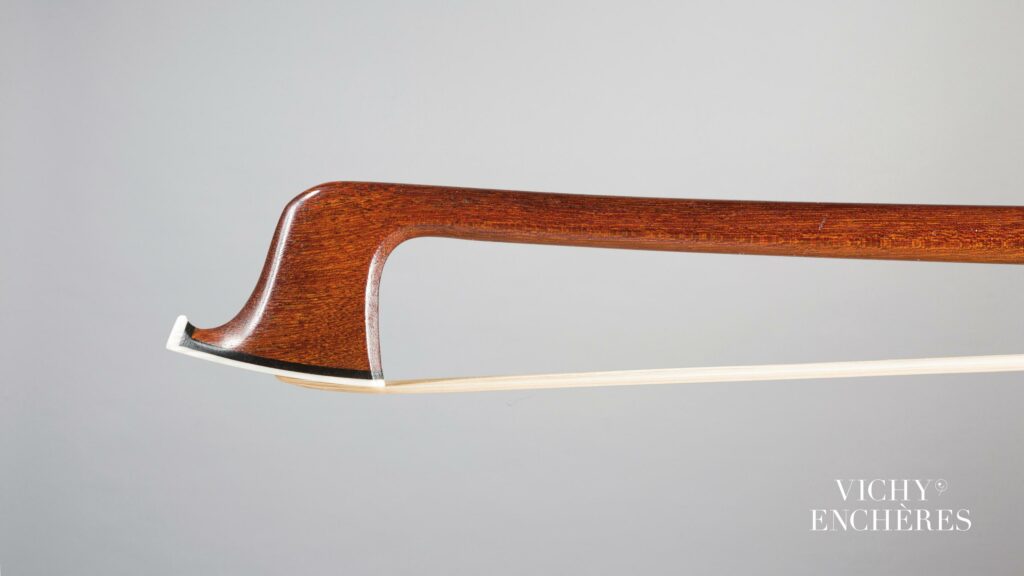 Archet d'alto de Joseph HENRY Instrument mis en vente par Vichy Enchères le 1 juin 2023 © C. Darbelet
