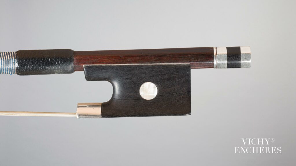 Baguette et bouton d'archet de violon de Joseph HENRY Instrument mis en vente par Vichy Enchères le 1 juin 2023 © C. Darbelet
