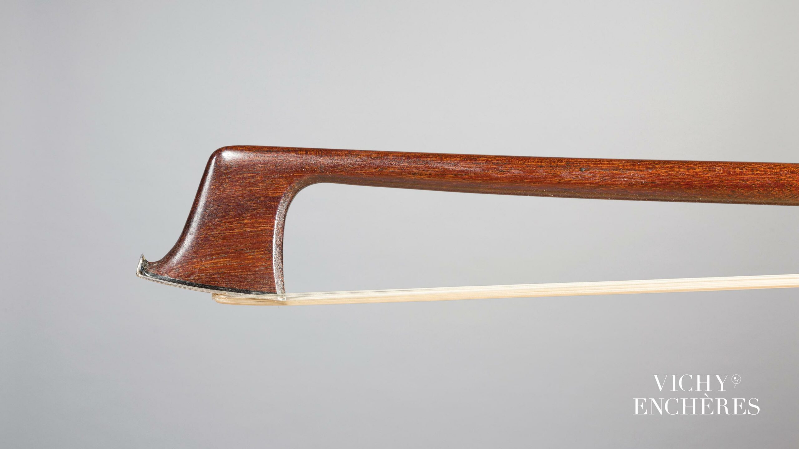 Archet de violon de Dominique PECCATTE Instrument mis en vente par Vichy Enchères le 1 juin 2023 © C. Darbelet