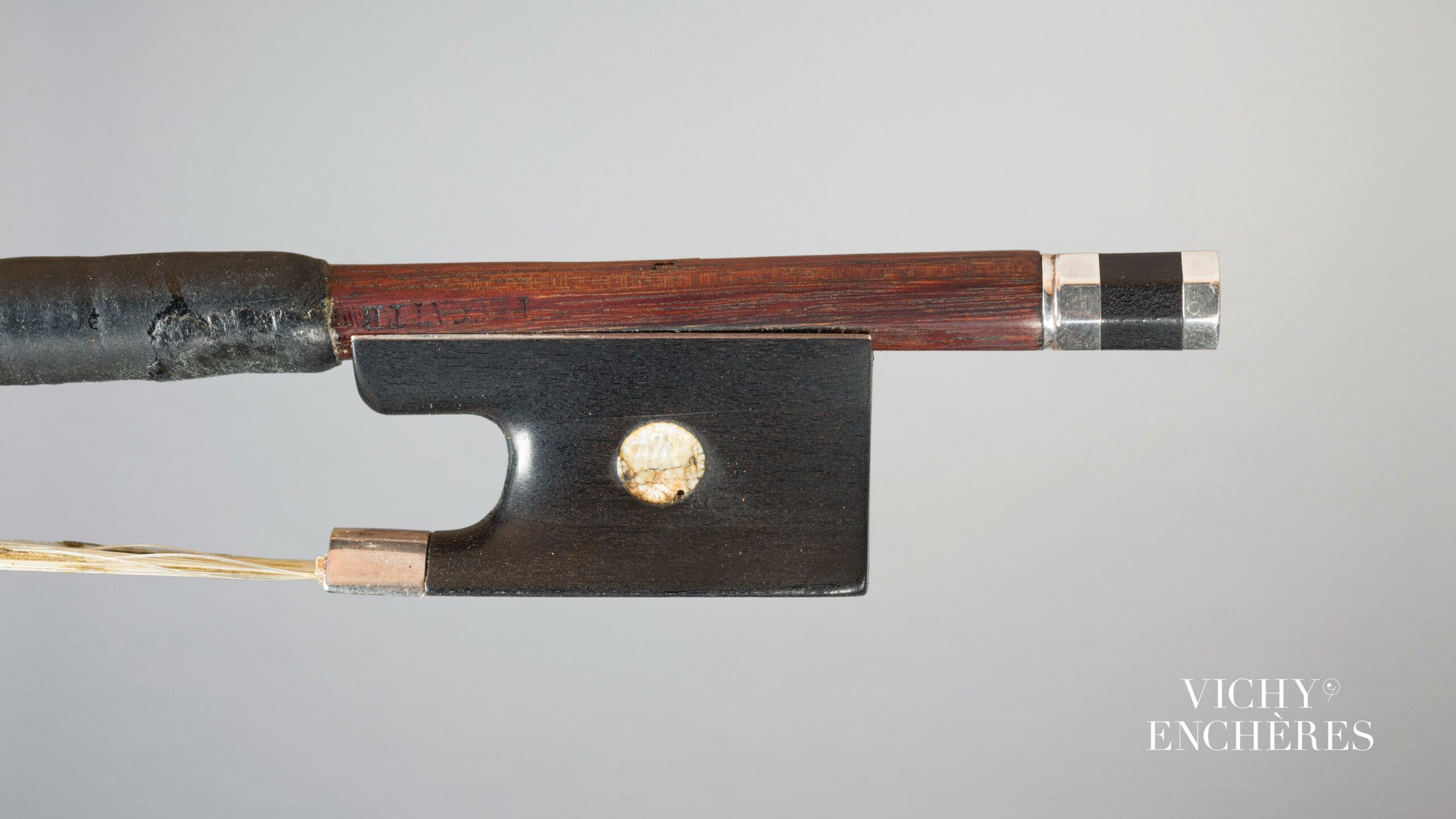 Archet de violon de Dominique PECCATTE Instrument mis en vente par Vichy Enchères le 1 juin 2023 © C. Darbelet