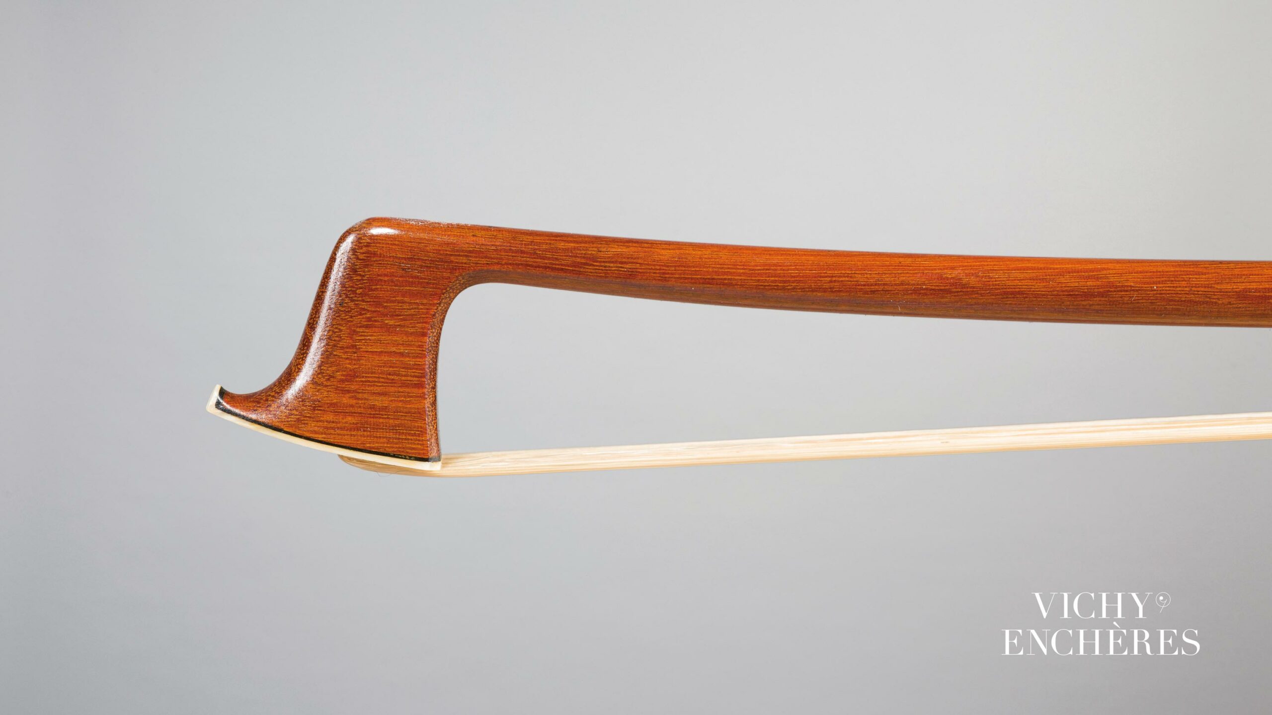 Archet de violon d'Eugène Nicolas SARTORY Instrument mis en vente par Vichy Enchères le 1 juin 2023 © C. Darbelet