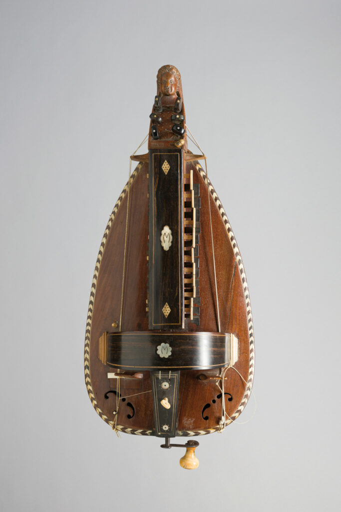 Vielle à roue, caisse ronde, portant marque au fer P.COTY