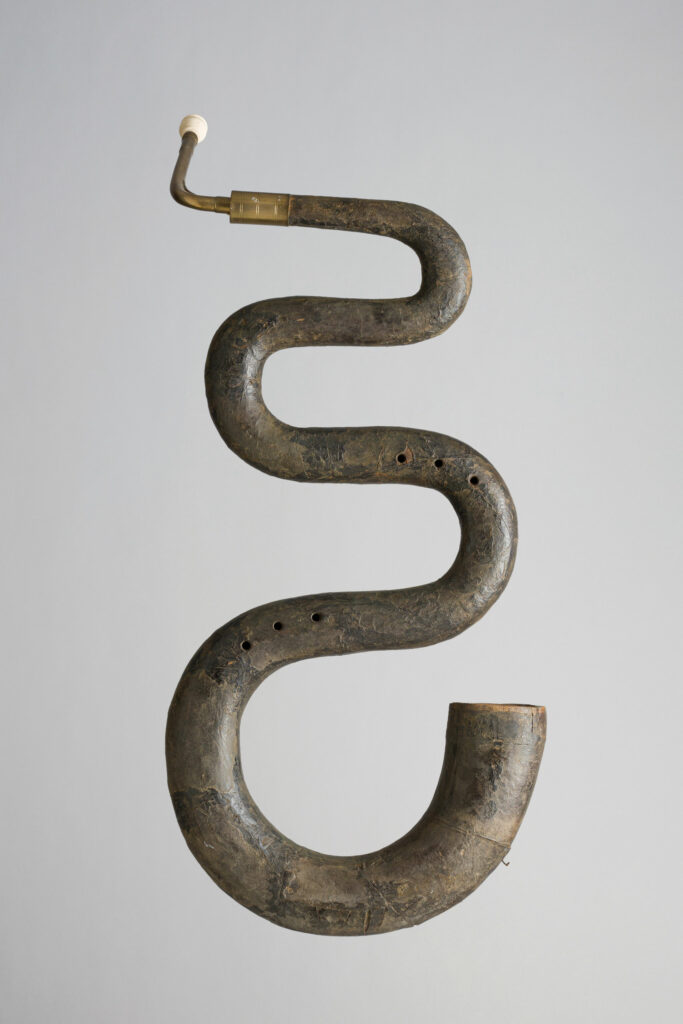 Serpent en bois recouvert de cuir