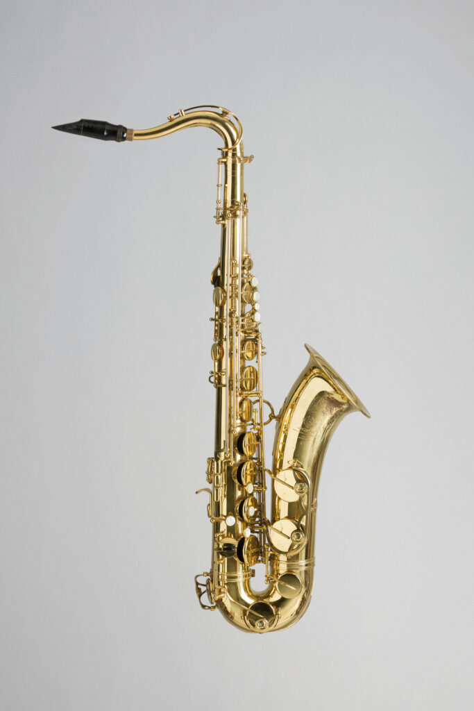 Saxophone ténor en laiton verni, estampillé SELMER, modèle Mark VI n°126180