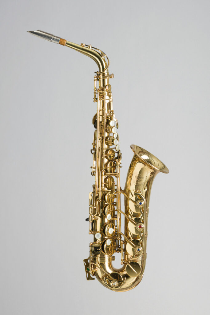 Saxophone alto en laiton verni, descendant au la grave, estampillé SELMER, modèle Mark VI 