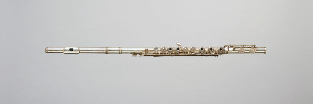 Flûte en argent, estampillée de Louis LOT à Paris n°9832 de 1928