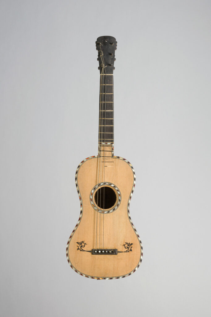 Guitare transition, Paris vers 1800 dont elle porte trois marques au fer Cousineau à Paris