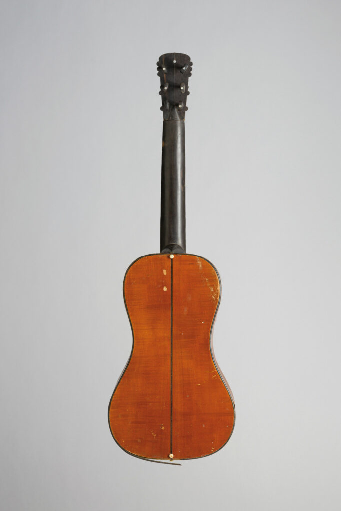 Guitare transition, Paris vers 1800 dont elle porte trois marques au fer Cousineau à Paris