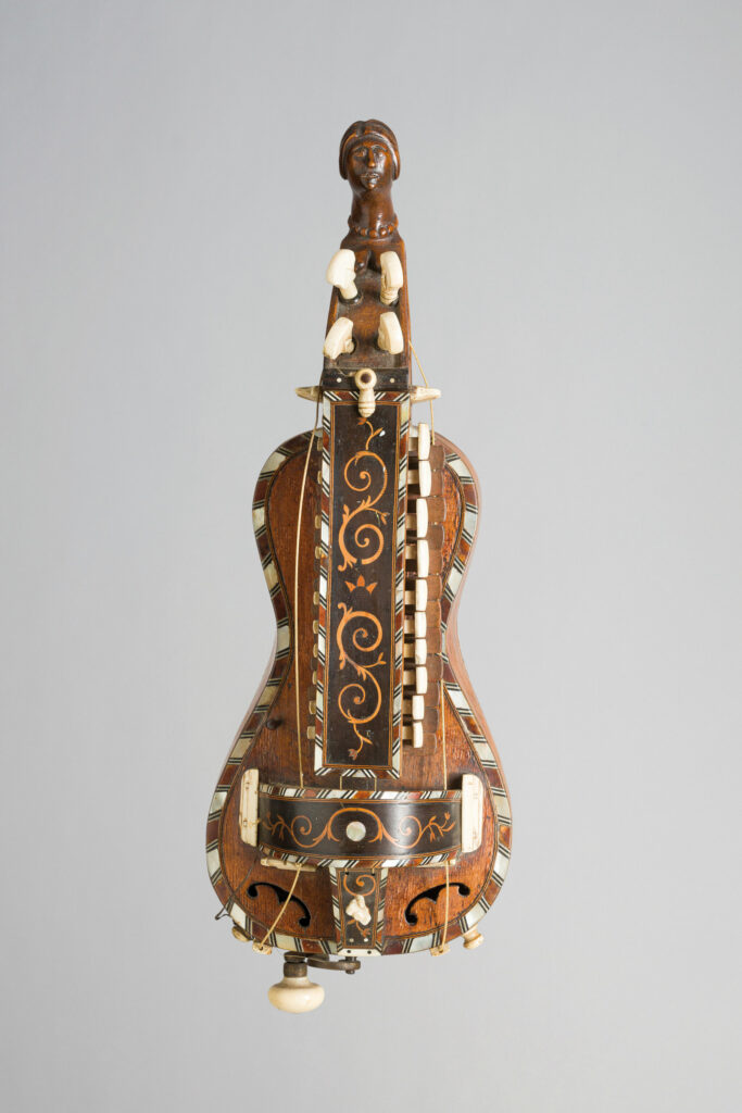 Vielle à roue plate d’enfant à caisse « guitare » d’inspiration baroque, probablement réalisée fin XIXe / déb. XXe, H. 437mm