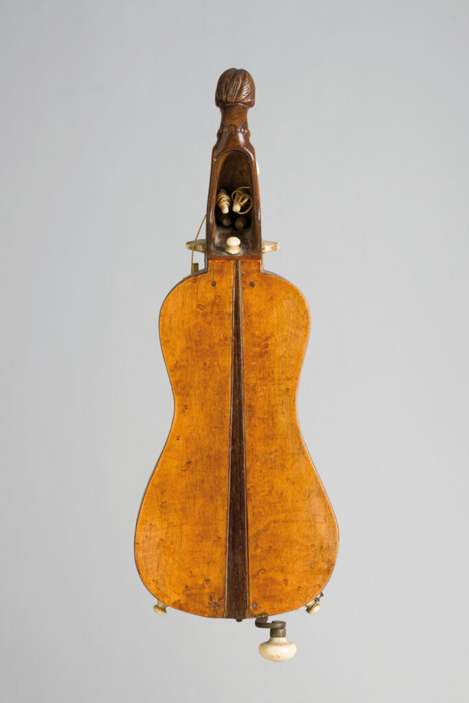 Vielle à roue plate d’enfant à caisse « guitare » d’inspiration baroque, probablement réalisée fin XIXe / déb. XXe, H. 437mm