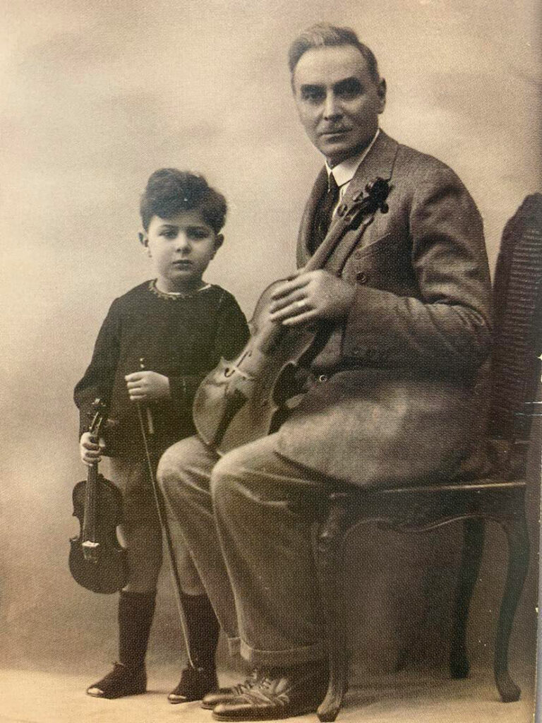 Annibale et Roberto avec le violon fait par son père © Accornero, Epicoco, Guerci, Annibale Fagnola, 1999, Il Salabue