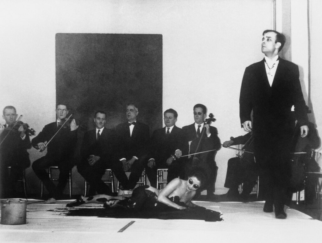 Yves Klein, Performance Anthropométries de l'époque bleue, 1960, Galerie Internationale d'Art Contemporain, Shunk-Kender © J. Paul Getty Trust. Getty Research Institute