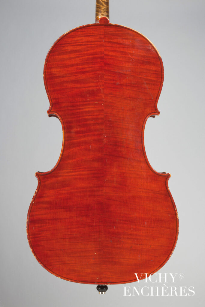 Intéressant violoncelle d'Annibale FAGNOLA Instrument mis en vente par Vichy Enchères le 30 novembre 2023 © C. Darbelet