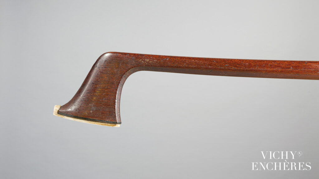 Archet de violoncelle de Pierre SIMON Instrument mis en vente par Vichy Enchères le 30 novembre 2023 © C. Darbelet