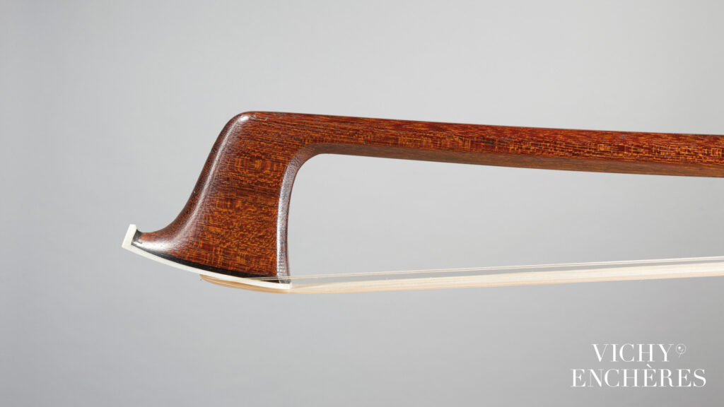 Baguette d'archet de violoncelle de Jacob EURY Instrument mis en vente par Vichy Enchères le 30 novembre 2023 © C. Darbelet