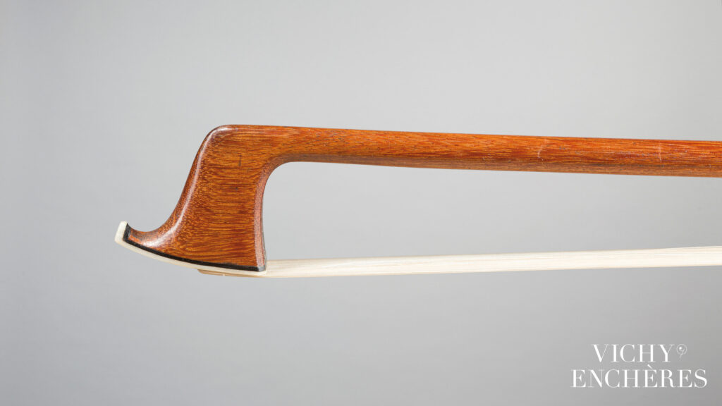Archet de violon de Pierre SIMON Instrument mis en vente par Vichy Enchères le 30 novembre 2023 © C. Darbelet