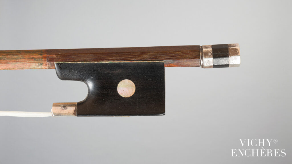 Archet de violon de Pierre SIMON Instrument mis en vente par Vichy Enchères le 30 novembre 2023 © C. Darbelet