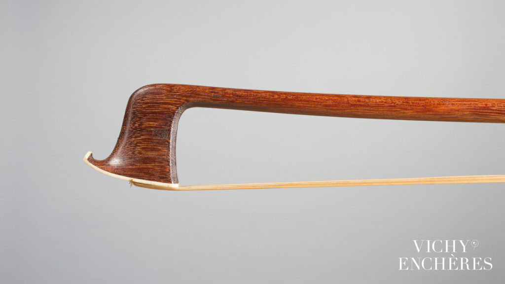 Baguette et bouton d'archet de violon de Nicolas Léonard TOURTE Instrument mis en vente par Vichy Enchères le 30 novembre 2023 © C. Darbelet