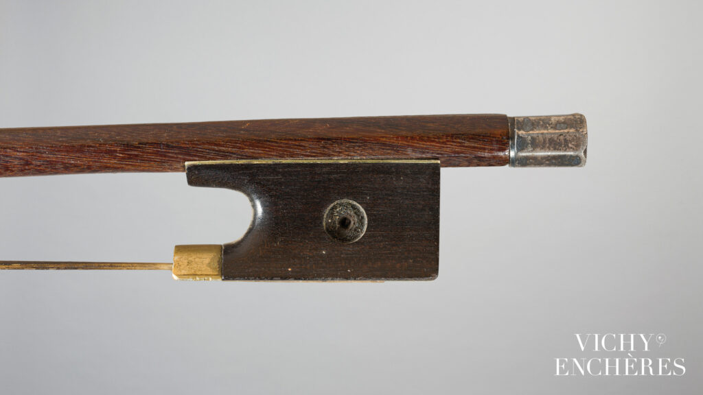 Baguette et bouton d'archet de violon de Nicolas Léonard TOURTE Instrument mis en vente par Vichy Enchères le 30 novembre 2023 © C. Darbelet