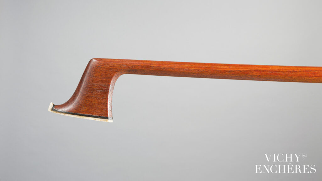 Archet de violon de Pierre SIMON Instrument mis en vente par Vichy Enchères le 30 novembre 2023 © C. Darbelet