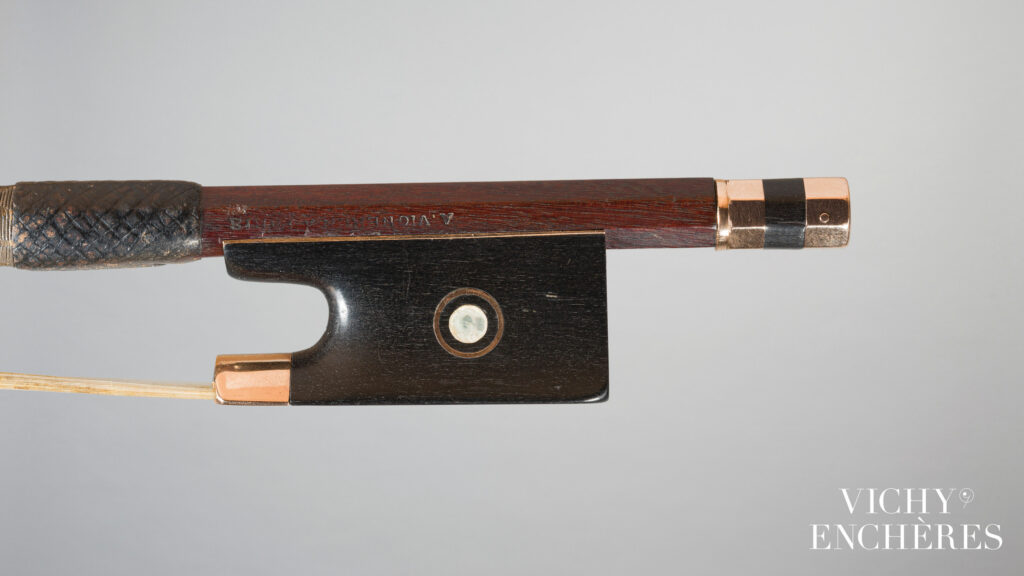 Archet de violon d'André VIGNERON Fils Instrument mis en vente par Vichy Enchères le 30 novembre 2023 © C. Darbelet
