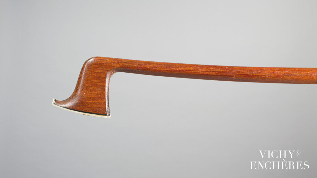 Archet de violon d'Eugène Nicolas SARTORY Instrument mis en vente par Vichy Enchères le 30 novembre 2023 © C. Darbelet