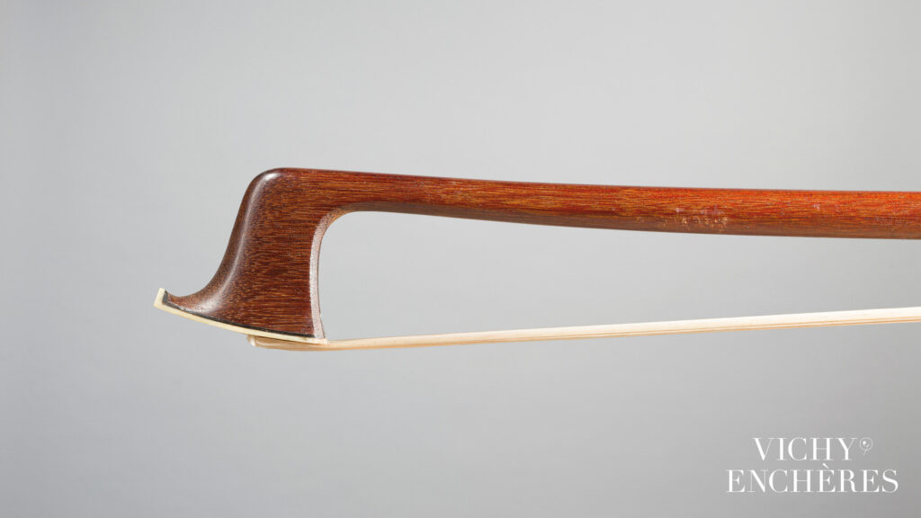 Archet de violon d'Emile Auguste OUCHARD Fils Instrument mis en vente par Vichy Enchères le 30 novembre 2023 © C. Darbelet