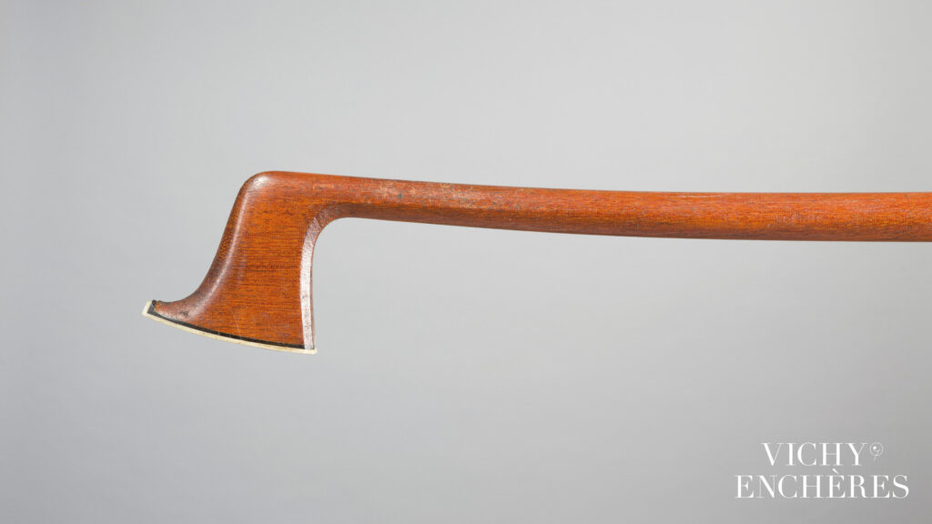 Archet de violon de Joseph Alfred LAMY père Instrument mis en vente par Vichy Enchères le 30 novembre 2023 © C. Darbelet