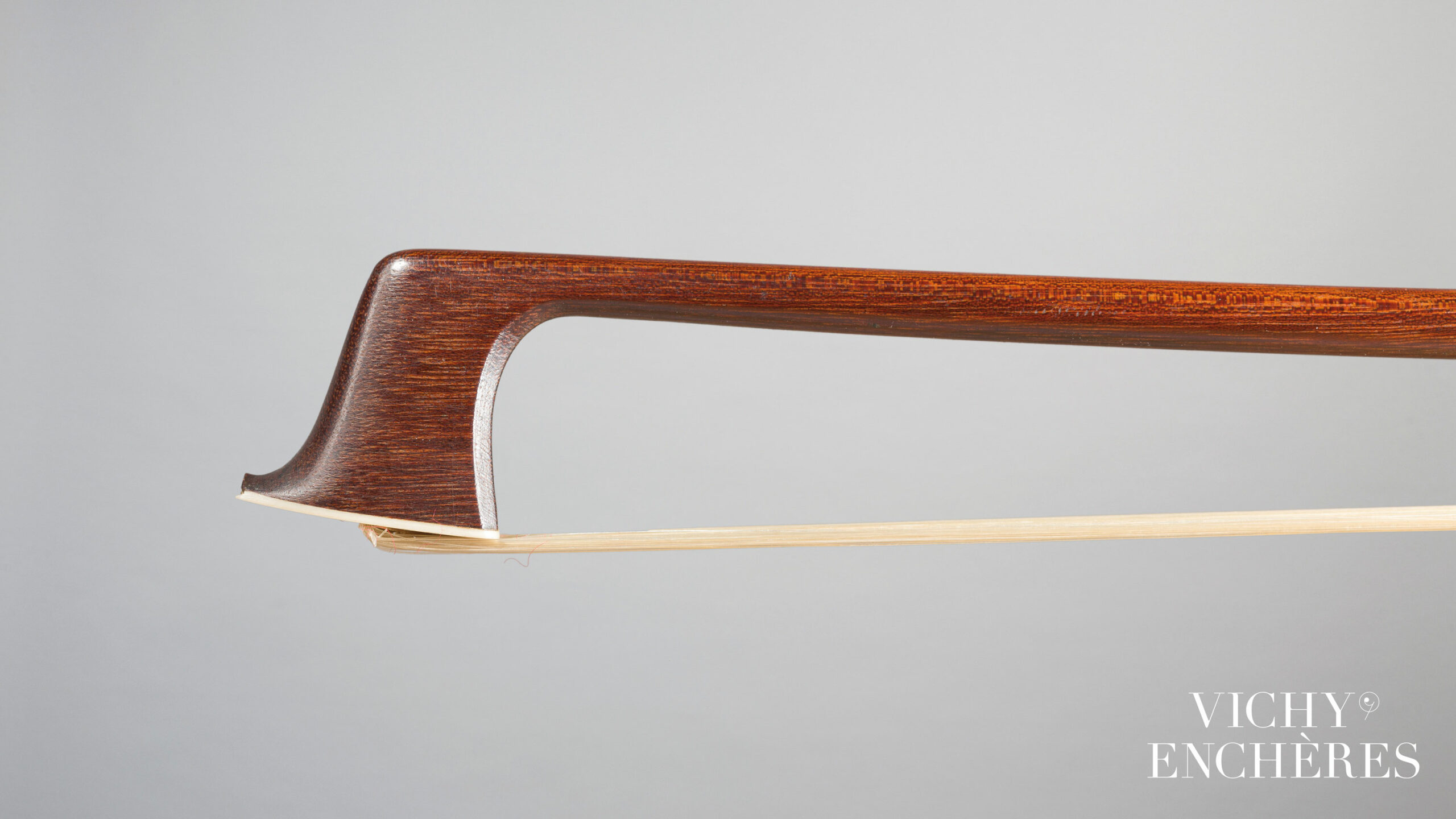 Baguette d'archet de Dominique PECCATTE Instrument mis en vente par Vichy Enchères le 30 novembre 2023 © C. Darbelet