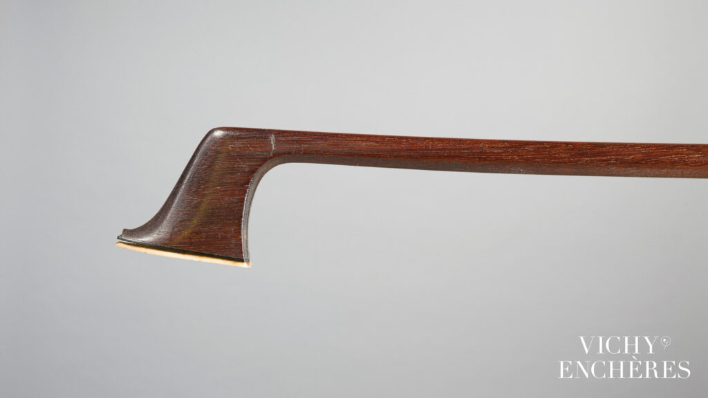 Archet de violon de Nicolas Rémy MAIRE Instrument mis en vente par Vichy Enchères le 30 novembre 2023 © C. Darbelet