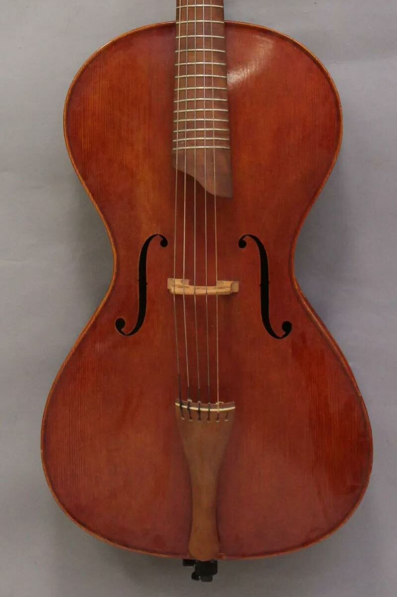 Grande arpeggione de Jacques CAMURAT, Paris 1984 Instrument mis en vente par Vichy Enchères le 24 mai 2014 © C. Darbelet