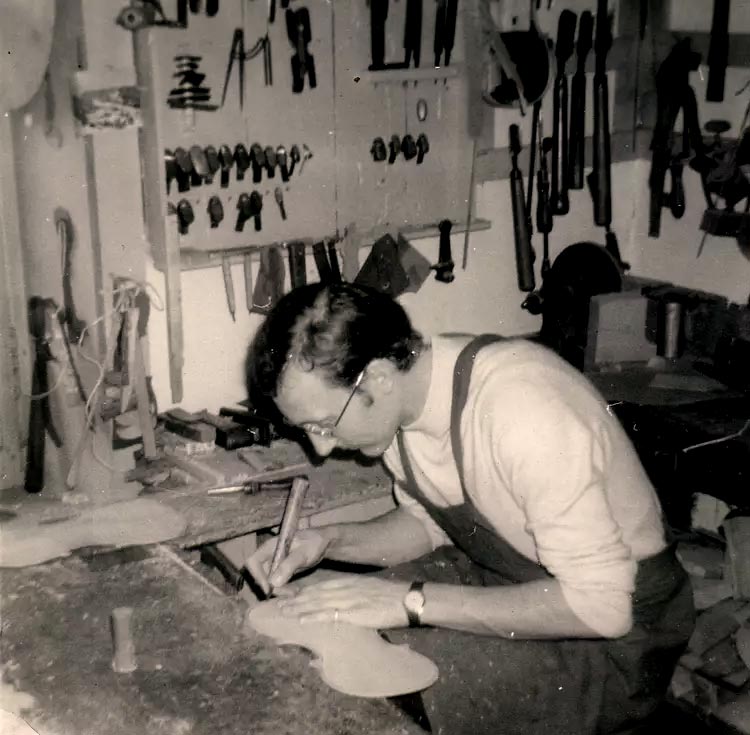 Jean-François Raffin en plein filtage, 1970, atelier Hilaire-Apparut