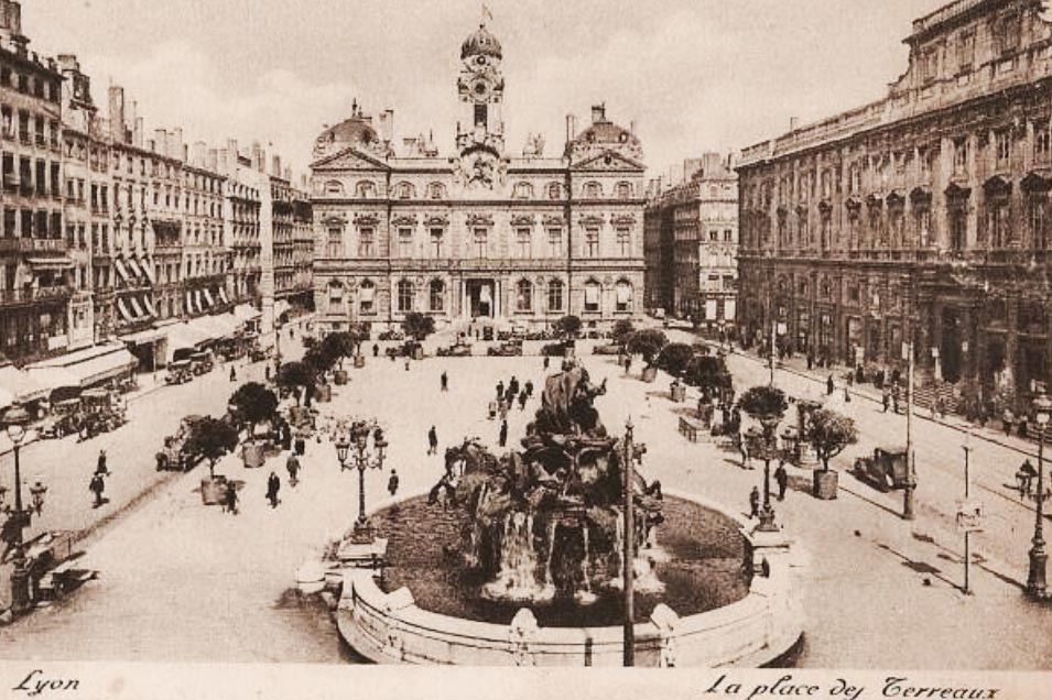 Lyon, Place des Terreaux, XIXème siècle, carte postale