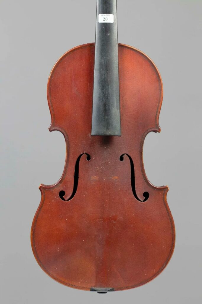 Violon d'Hippolyte Chrétien Silvestre, n°163, Lyon, 1882 Instrument mis en vente par Vichy Enchères le 11 juin 2015 © C. Darbelet