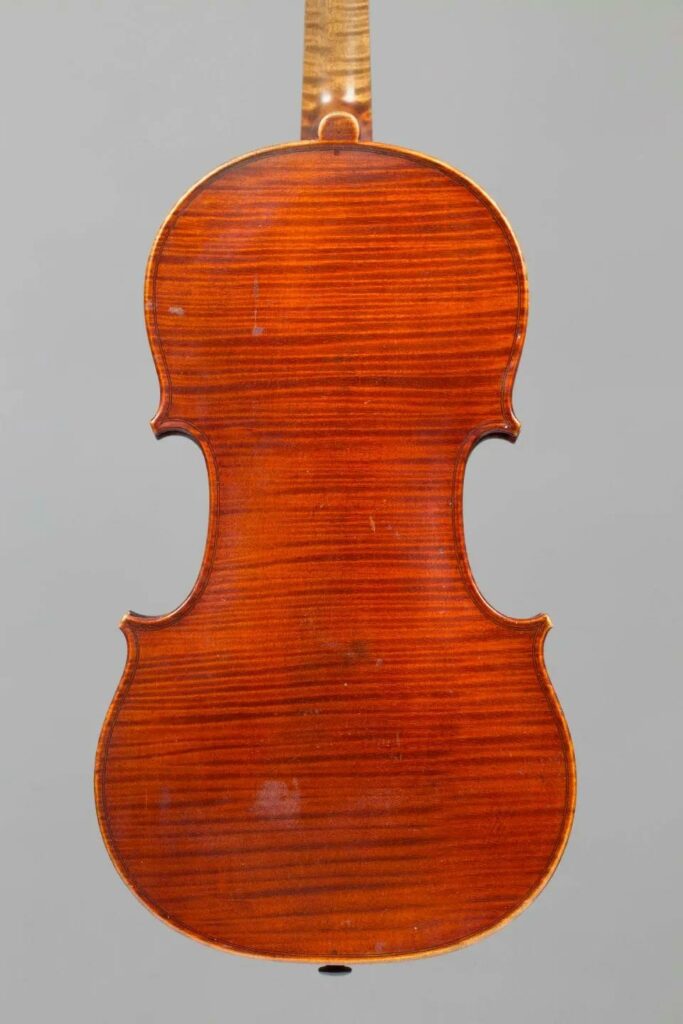 Violon d'Hippolyte Chrétien Silvestre, n°163, Lyon, 1882 Instrument mis en vente par Vichy Enchères le 11 juin 2015 © C. Darbelet