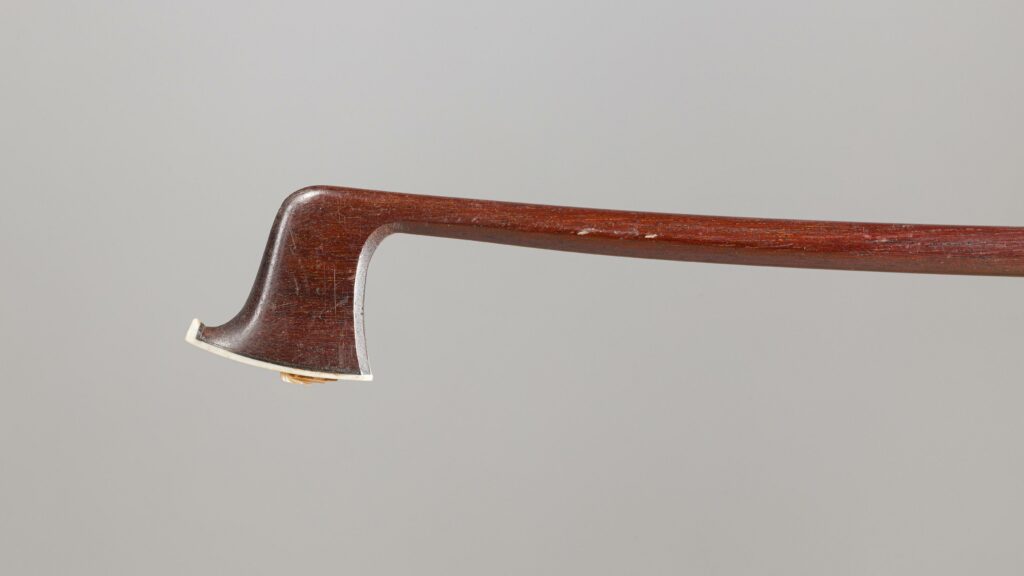 Archet de violon de Charles Nicolas BAZIN, signé P. Lorange à Lyon Instrument mis en vente par Vichy Enchères le 30 novembre 2023 © C. Darbelet