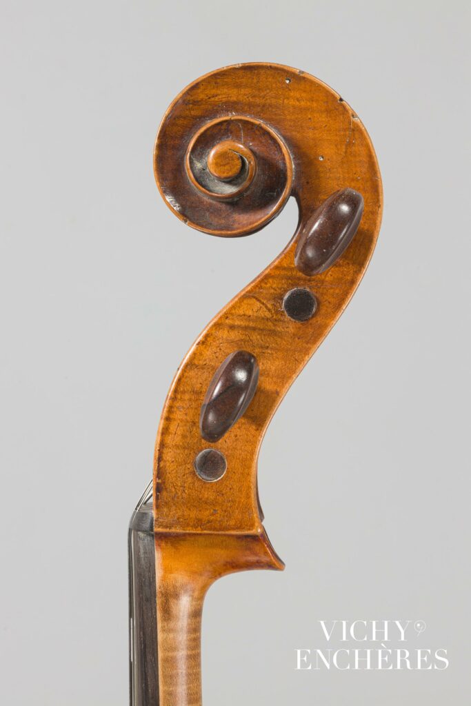 Violoncelle de François PILLEMENT Instrument mis en vente par Vichy Enchères le 30 novembre 2023 © C. Darbelet