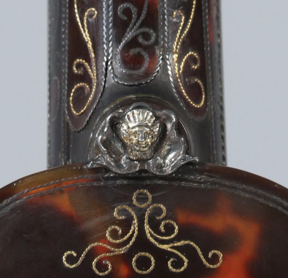 Pochette de violon de Romain CHERON signée et datée 1681 Décoration de tête de méduse et d’amérindien sur le talon Instrument mis en vente par Vichy Enchères le 13 avril 2024 © C. Darbelet