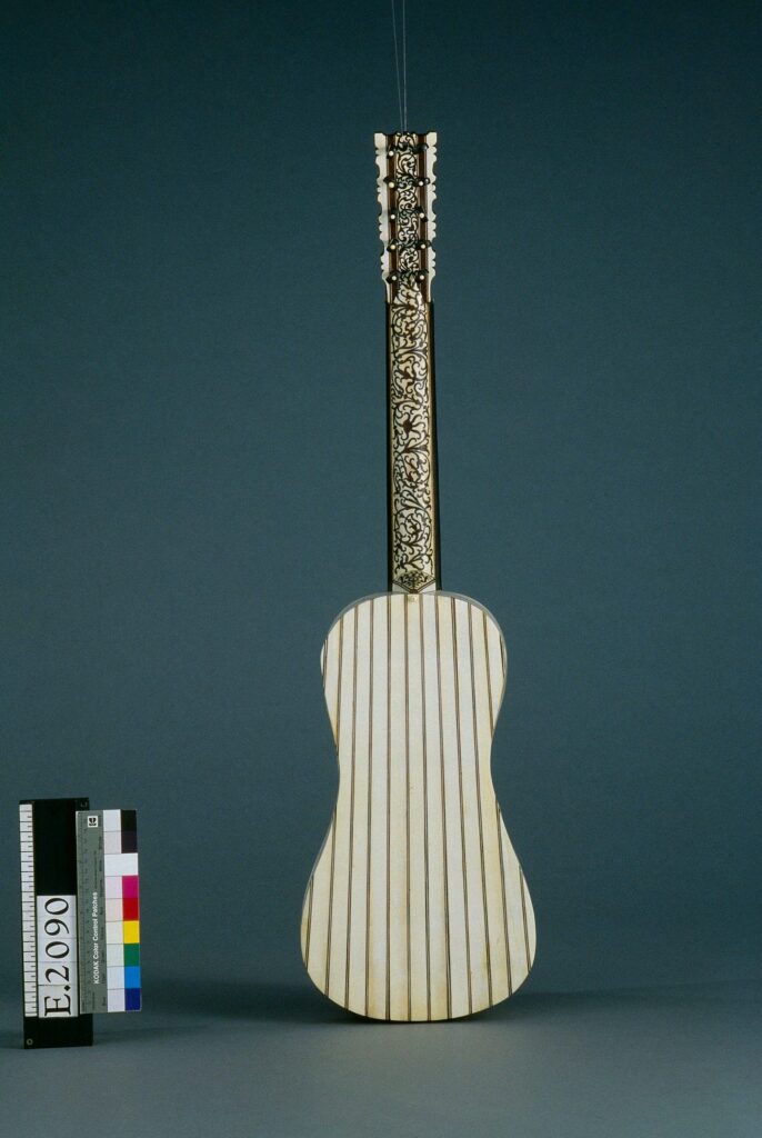 Cristoforo Koch, Guitare, v.1650, Musée de la Musique, Paris, crédits Jean-Marc Anglès