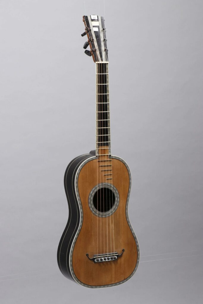 Guitare d'Edmond SAUNIER Instrument mis en vente par Vichy Enchères le 1er mai 2021 © C. Darbelet