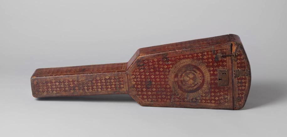 Etui de guitare aux armes de France ayant été rapproché de la guitare Voboam de 1699, Gemeentemuseum
