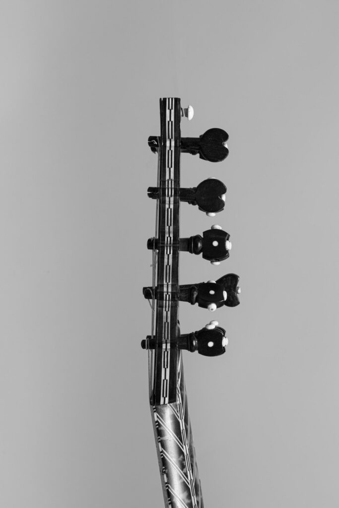 Guitare baroque faite par l'un des membres de la famille VOBOAM datée à Paris au millésime de 1699. Instrument mis en vente par Vichy Enchères le 13 avril 2024 © C. Darbelet