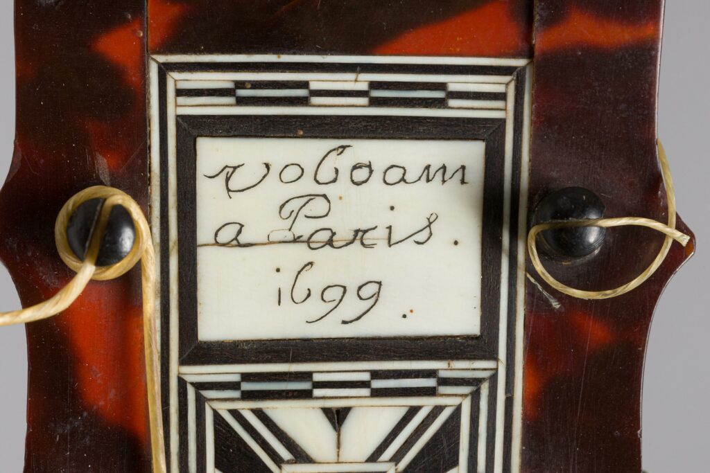 Guitare baroque faite par l'un des membres de la famille VOBOAM datée à Paris au millésime de 1699. Instrument mis en vente par Vichy Enchères le 13 avril 2024 © C. Darbelet