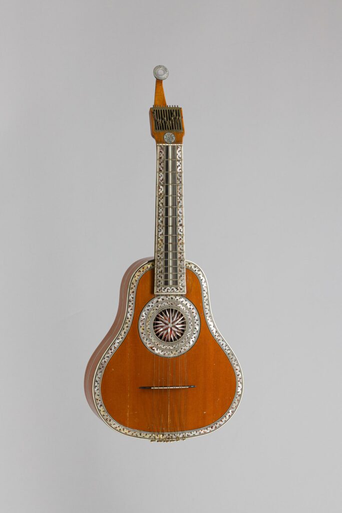 Cistre de DELEPLANQUE Instrument mis en vente par Vichy Enchères le 13 avril 2024 © C. Darbelet
