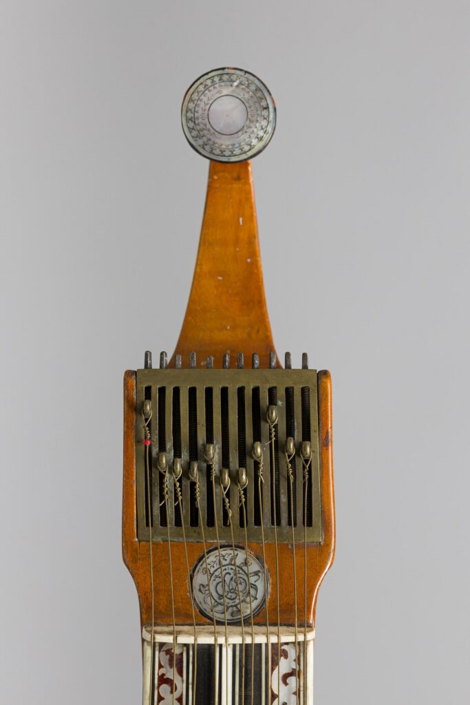 Cistre de DELEPLANQUE Instrument mis en vente par Vichy Enchères le 13 avril 2024 © C. Darbelet
