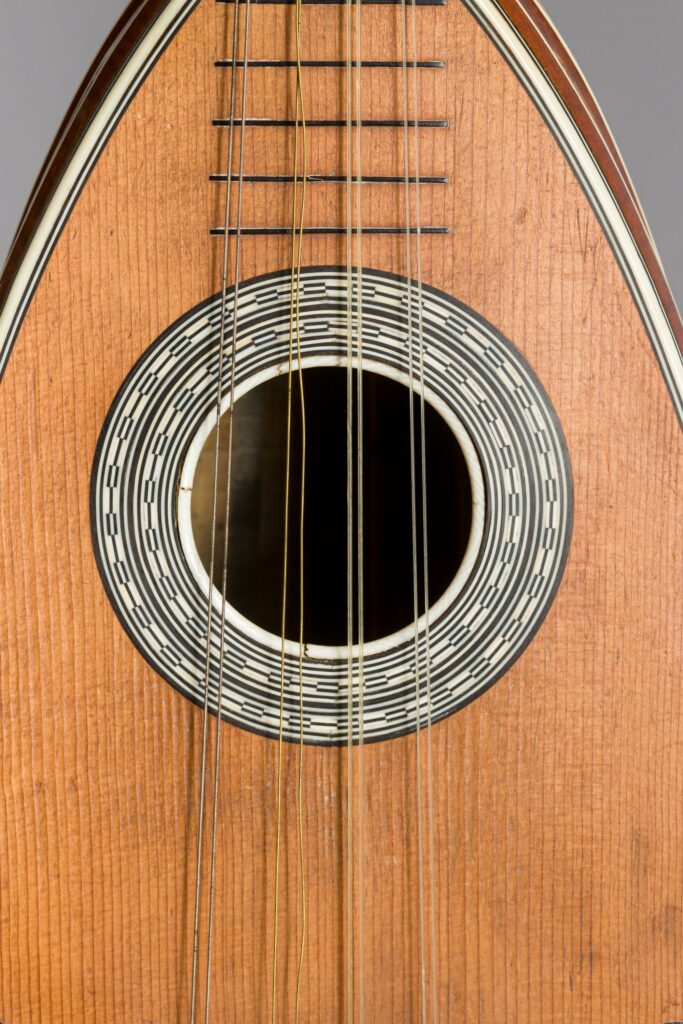 Mandole d'Edmond SAUNIER Instrument mis en vente par Vichy Enchères le 13 avril 2024 © C. Darbelet
