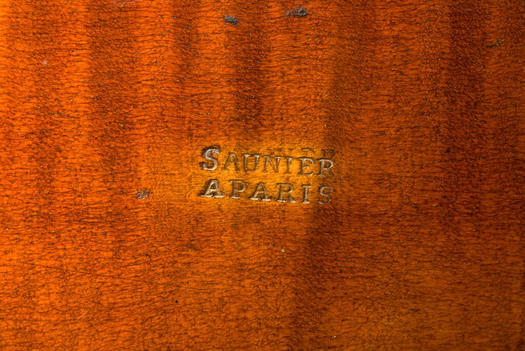 Mandole d'Edmond SAUNIER Instrument mis en vente par Vichy Enchères le 13 avril 2024 © J. Beylard & V. Luc - Agence PHAR